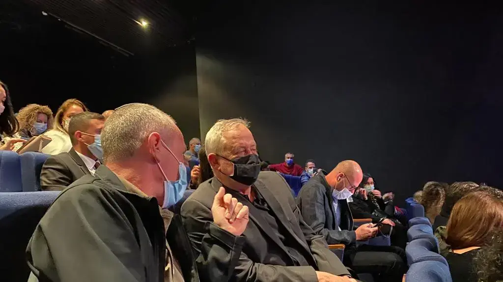 שר הביטחון בני גנץ ושר התרבות חילי טרופר בהופעה של הקומיקאי ישראל קטורזה באולם מופת בראשון לציון ביום הראשון של חזרת התרבות לאחר שנת הקפאתה בעקבות משבר הקורונה, 21 בפברואר 2021 שר הביטחון בני גנץ ושר התרבות חילי טרופר בהופעה של הקומיקאי ישראל קטורזה באולם מופת בראשון לציון ביום הראשון של חזרת התרבות לאחר שנת הקפאתה בעקבות משבר הקורונה, 21 בפברואר 2021