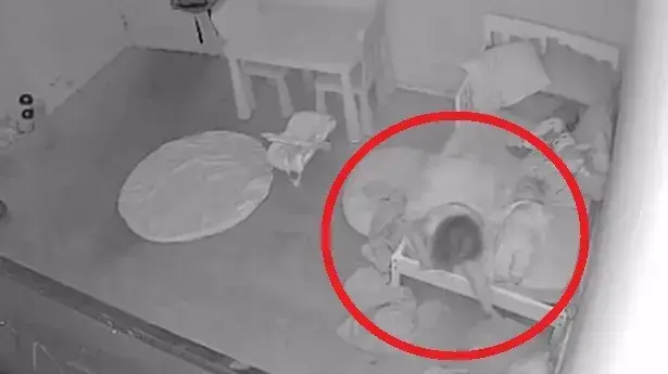 אבא תיעד את בתו הפעוטה נגררת אל מתחת למיטה ע"י כוח בלתי מוסבר