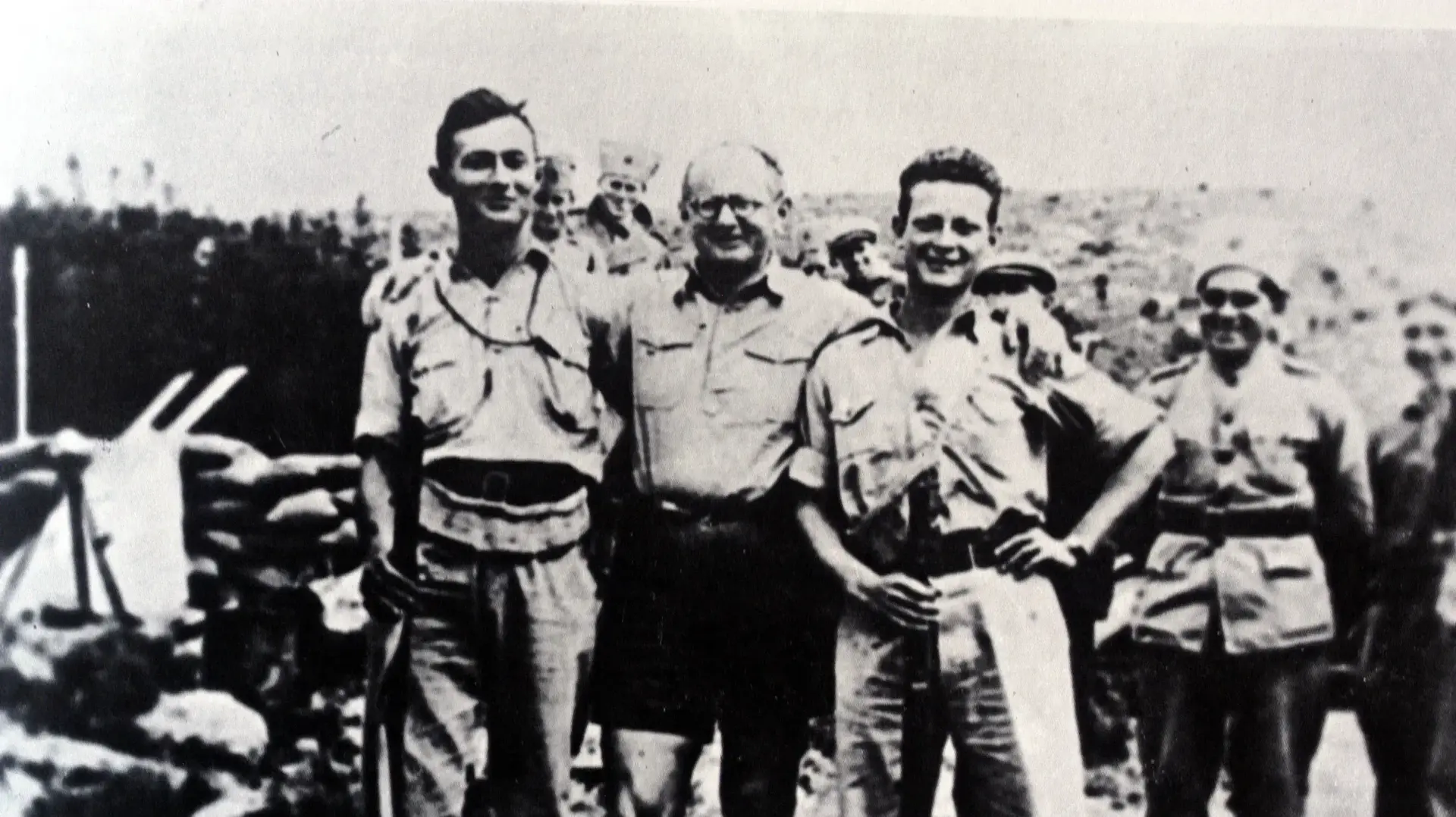 יגאל אלון, יצחק שדה ומשה דיין בקיבוץ חניתה, 1938
יגאל אלון, יצחק שדה ומשה דיין בקיבוץ חניתה, 1938