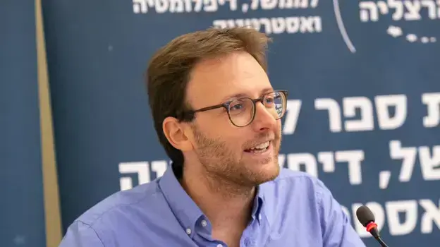 ד"ר אדם שנער
ד"ר אדם שנער