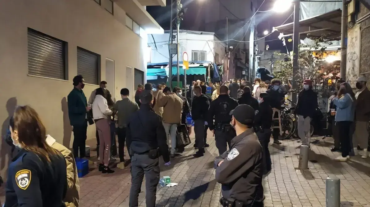 שוטרים במהלך התקהלות ומסיבה בשוק הכרמל בתל אביב, 24 פברואר 2021 שוטרים במהלך התקהלות ומסיבה בשוק הכרמל בתל אביב, 24 פברואר 2021