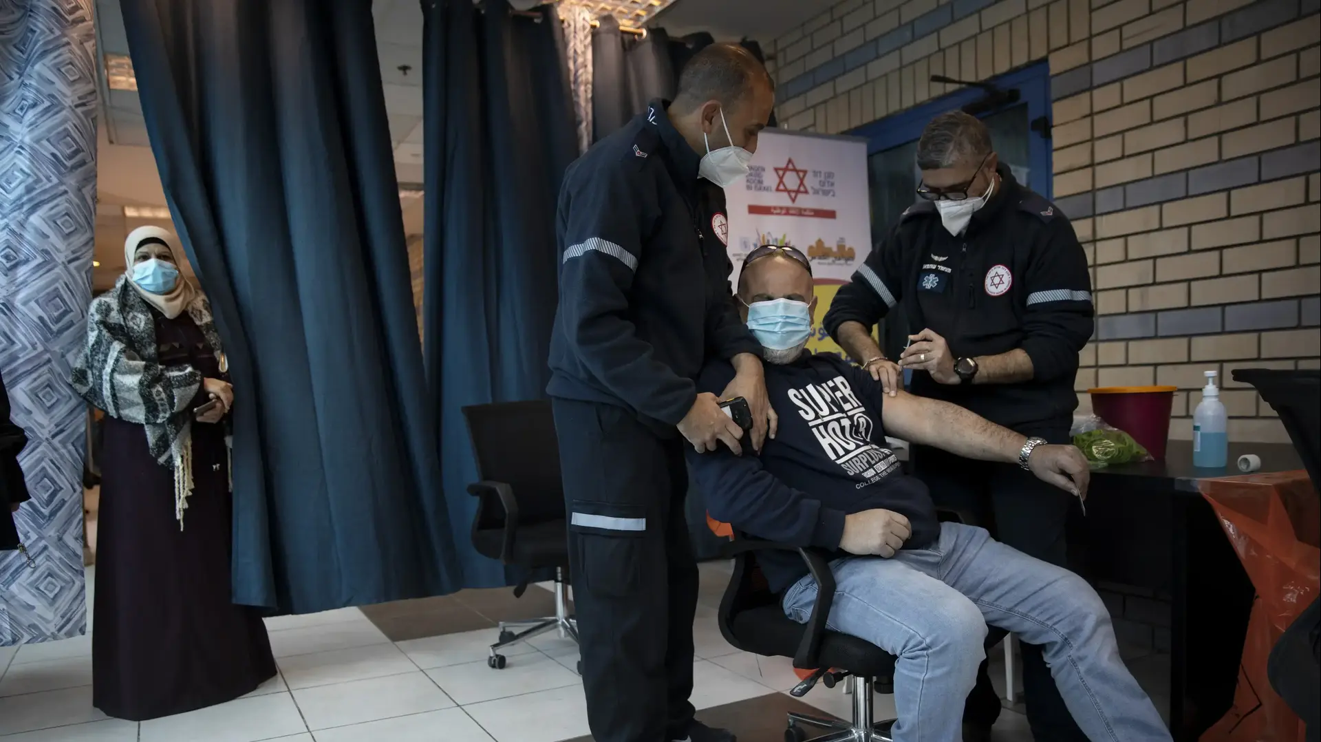 צוותי רפואה ישראלים מחסנים פלסטינים נגד קורונה במחסום קלנדיה, 23 בפברואר 2021 צוותי רפואה ישראלים מחסנים פלסטינים נגד קורונה במחסום קלנדיה, 23 בפברואר 2021