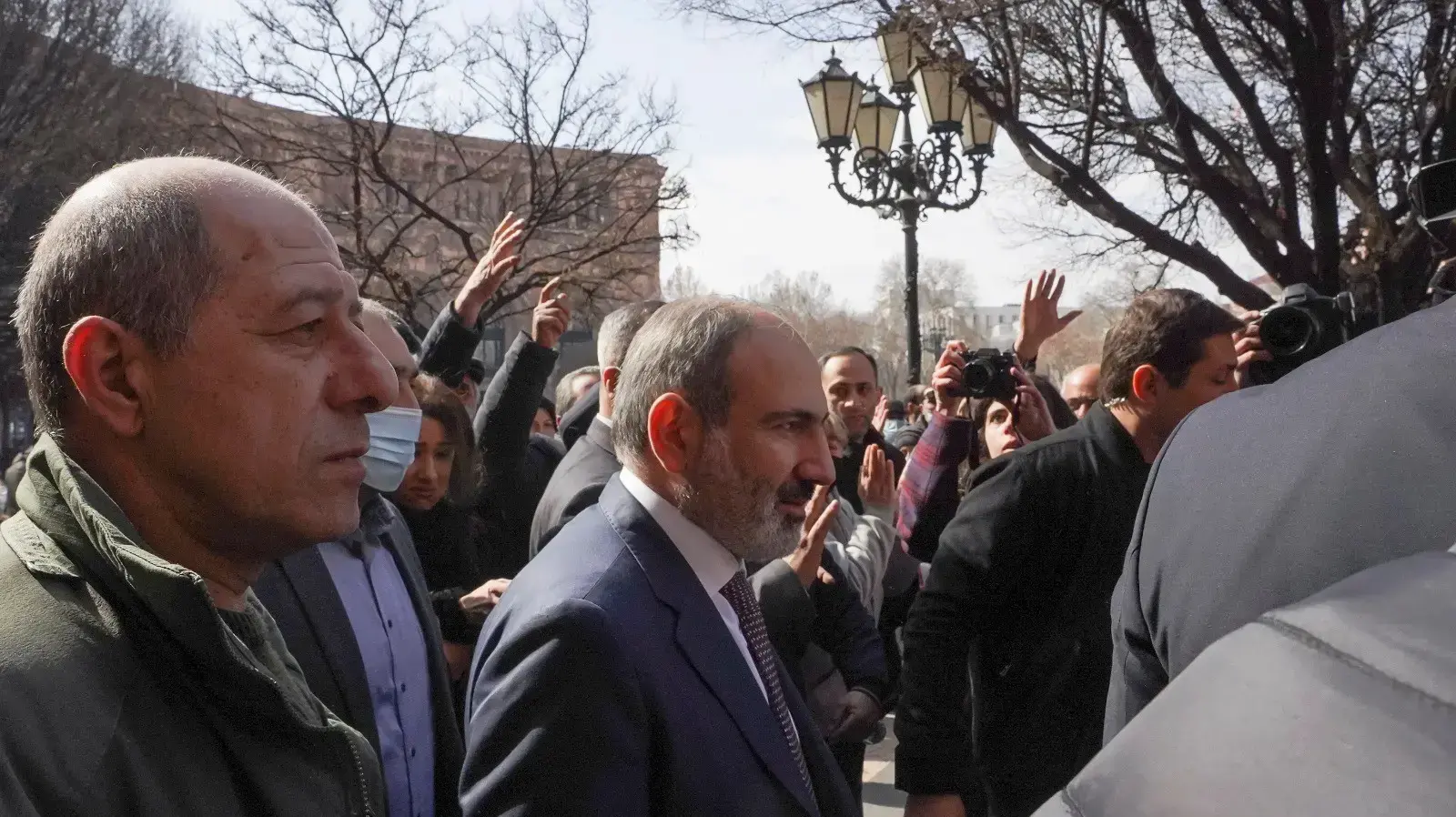 ראש ממשלת ארמניה ניקול פשיניאן צועד בבירה ירבאן, 25 בפברואר 2021