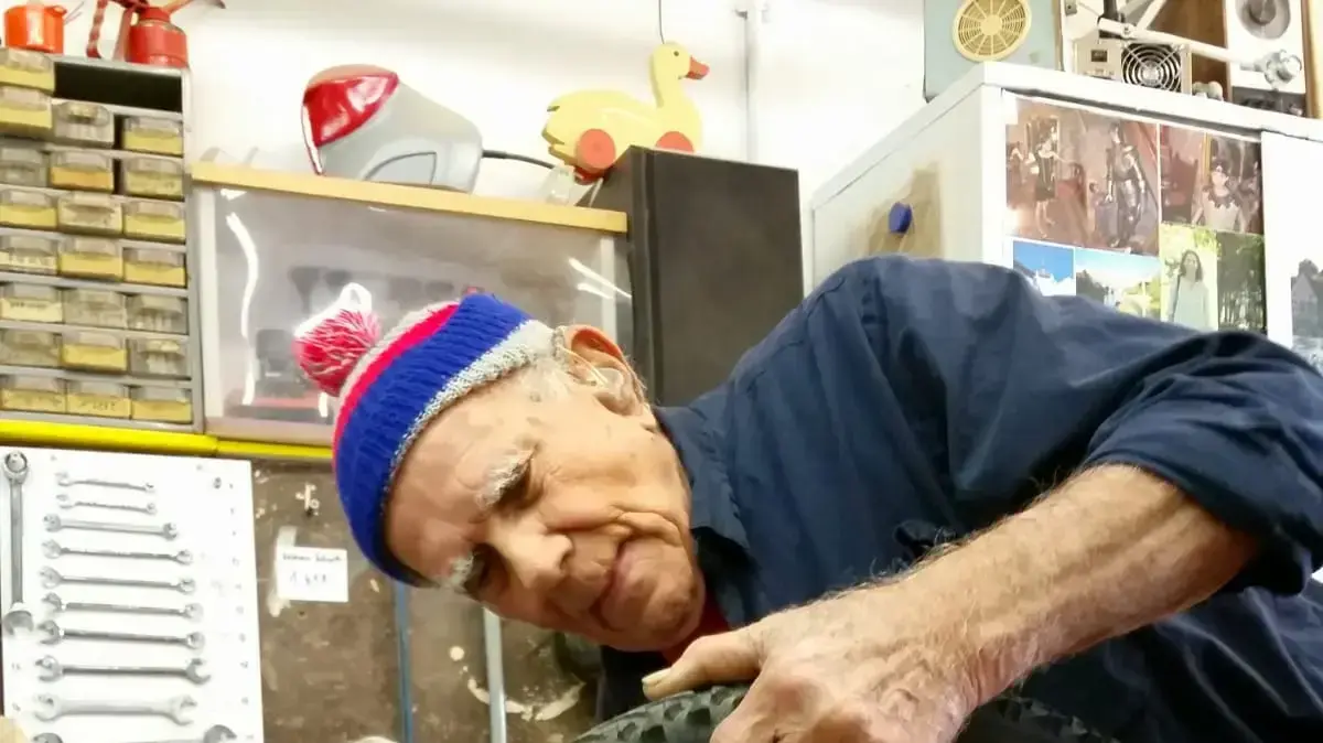 דוד "ג'ימי" שמון ז"ל בעבודתו בבית מלאכה לתיקון אופניים דוד "ג'ימי" שמון ז"ל בעבודתו בבית מלאכה לתיקון אופניים