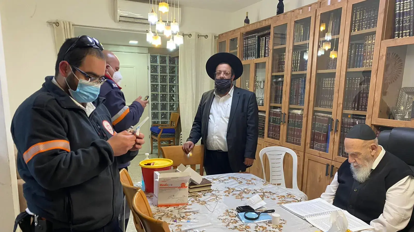 הרב שלום כהן, המתגורר בירושלים וחוסן לנגיף הקורונה לאחר שהחלים לפני כמה חודשים הרב שלום כהן, המתגורר בירושלים וחוסן לנגיף הקורונה לאחר שהחלים לפני כמה חודשים