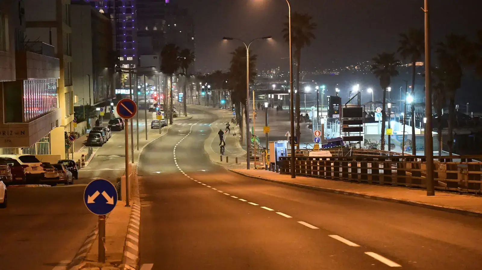 הטיילת בתל אביב ריקה מאדם במהלך עוצר פורים, 25 בפברואר 2021 הטיילת בתל אביב ריקה מאדם במהלך עוצר פורים, 25 בפברואר 2021