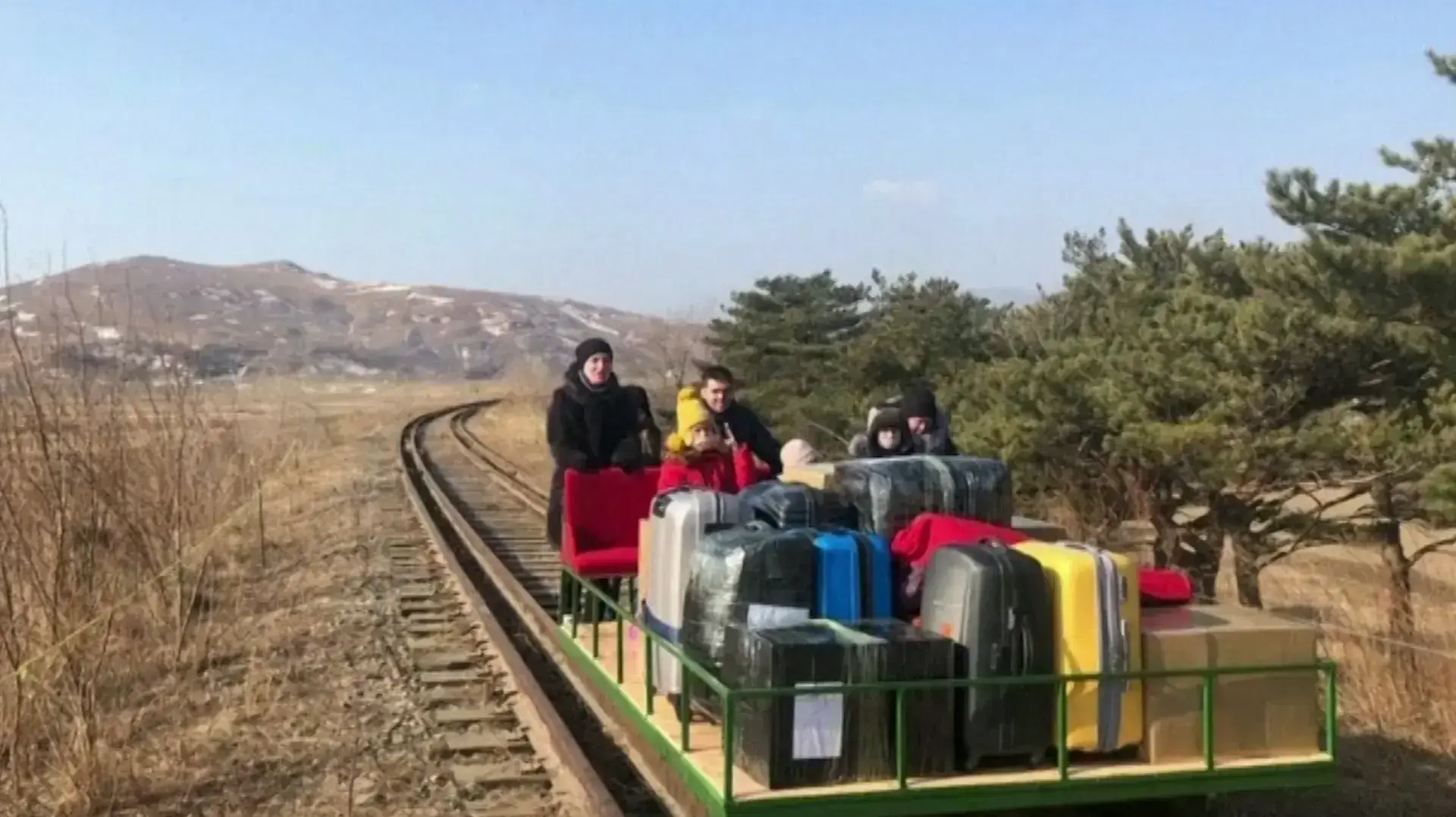 דיפלומטים רוסים חזרו מצפון קוריאה - בקרון רכבת שהסיעו ידנית 27.02.21