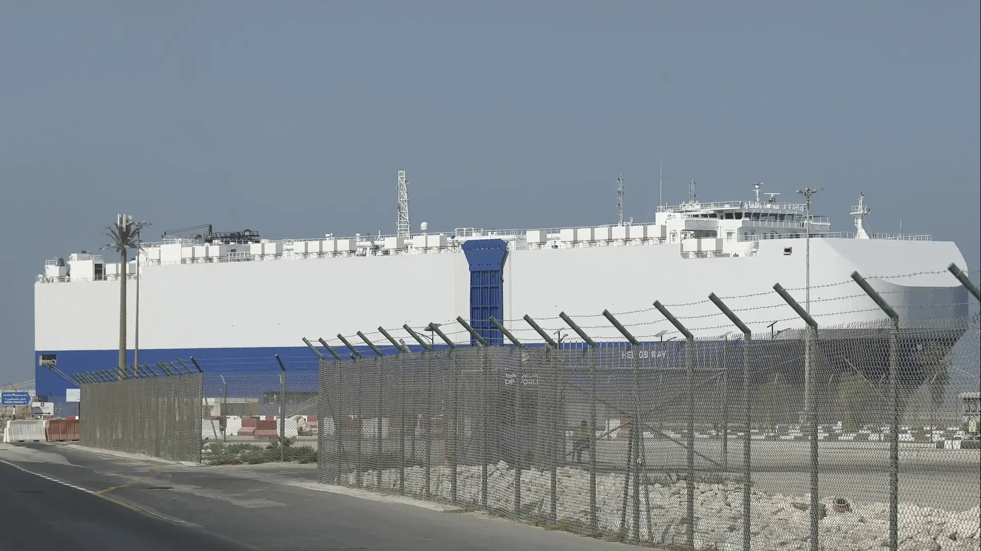 ספינת המטען הליוס ריי, בבעלות ישראלית שנפגעה מפיצוץ, עוגנת בדובאי,  28 בפברואר 2021