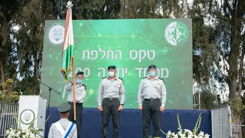 תת-אלוף י׳ נכנס לתפקידו כמפקד יחידה 8200 באגף המודיעין במקומו של תת-אלוף א׳ , הרמטכ"ל כוכבי העניק ליחידה אות הערכה