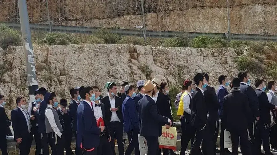 חרדים שהורדו מאוטובוסים על ידי המשטרה בכביש 443 מנסים את מזלם בטרמפים ובהליכה רגלית בדרכם לירושלים חרדים שהורדו מאוטובוסים על ידי המשטרה בכביש 443 מנסים את מזלם בטרמפים ובהליכה רגלית בדרכם לירושלים