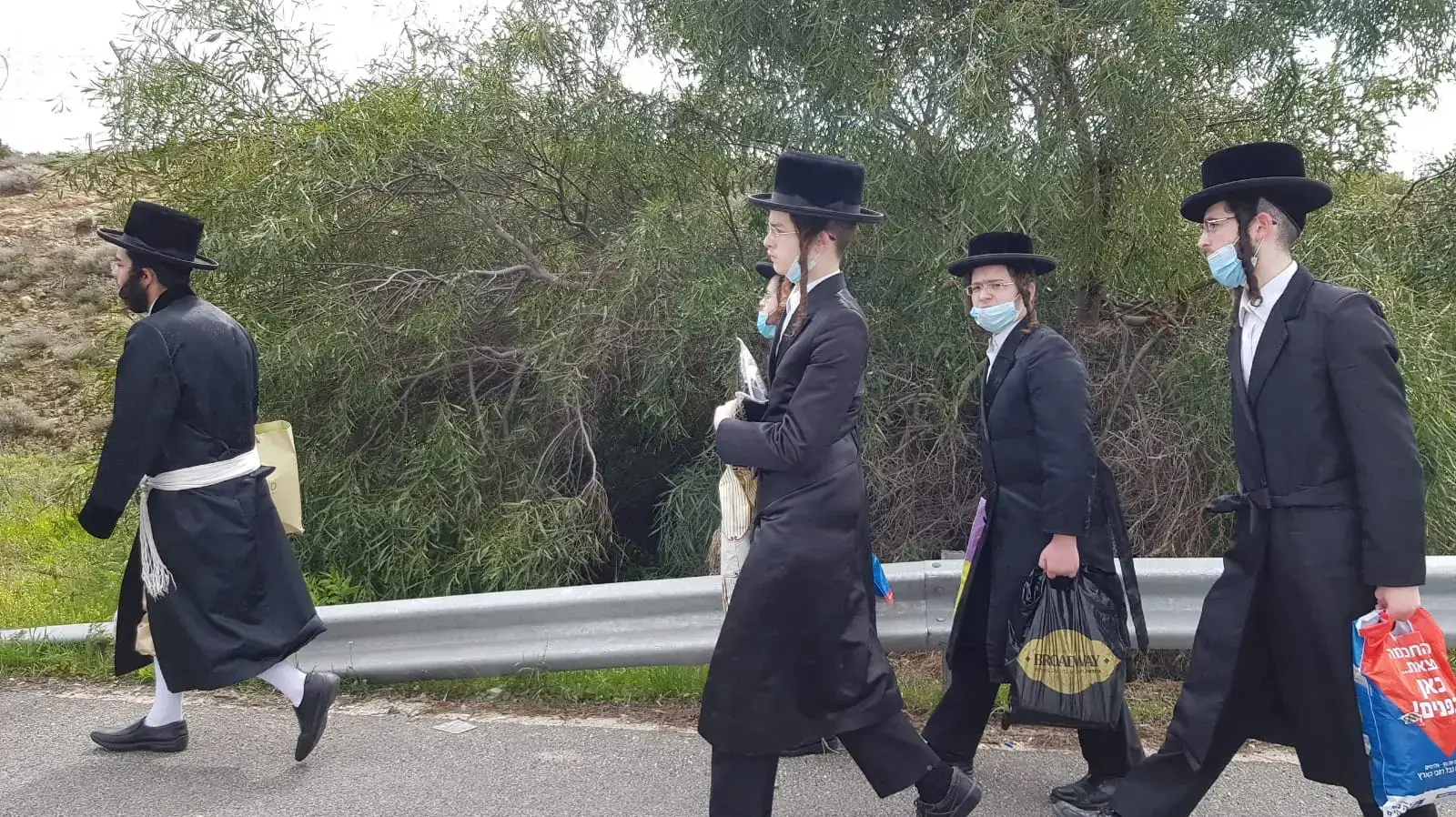 חרדים שהורדו מאוטובוסים על ידי המשטרה בכביש 443 מנסים את מזלם בטרמפים ובהליכה רגלית בדרכם לירושלים חרדים שהורדו מאוטובוסים על ידי המשטרה בכביש 443 מנסים את מזלם בטרמפים ובהליכה רגלית בדרכם לירושלים