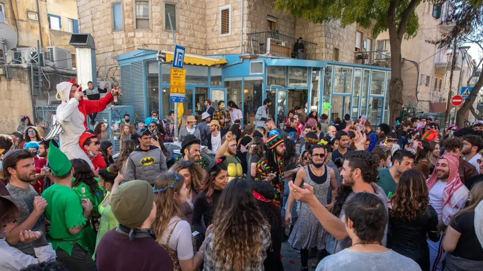 בניגוד להנחיות, מסיבת פורים בשכונת נחלאות בירושלים 28 בפברואר 2021 