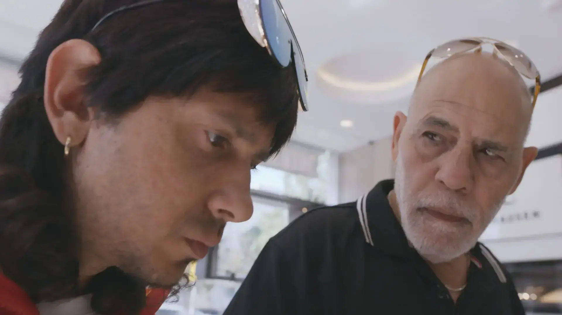 אורי גבריאל וציון ברוך בסדרה "מצולמים" של HOT אורי גבריאל וציון ברוך בסדרה "מצולמים" של HOT