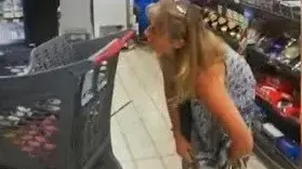אישה משתמשת בחוטיני כמסיכת פנים