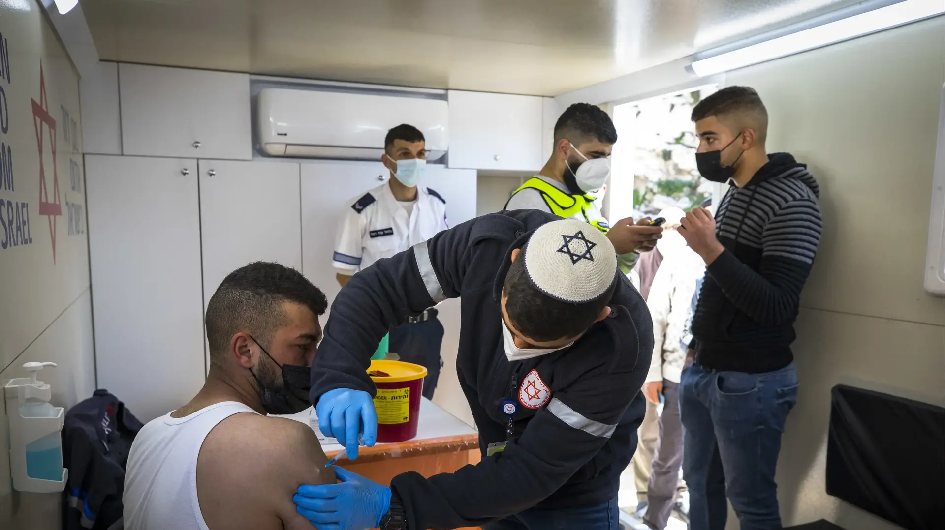 חיסון לקורונה, מתחם מד"א בעיר העתיקה, ירושלים,26 בפברואר 2021 חיסון לקורונה, מתחם מד"א בעיר העתיקה, ירושלים,26 בפברואר 2021