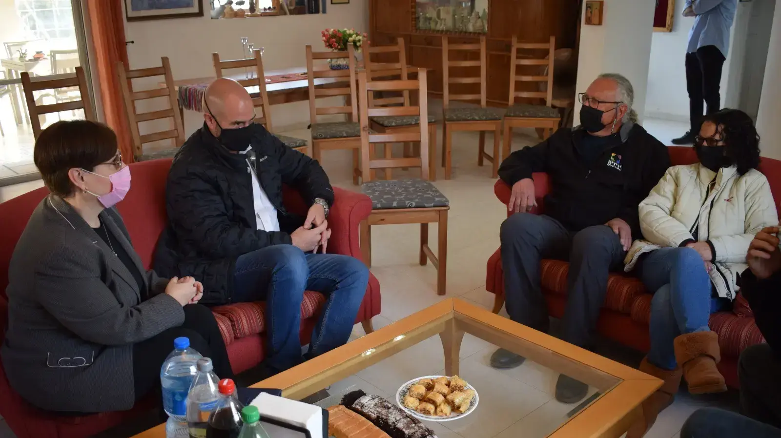 השר לביטחון פנים אמיר אוחנה בביקור בביתו של אריה שיף בערד, 2 במרץ 2021 השר לביטחון פנים אמיר אוחנה בביקור בביתו של אריה שיף בערד, 2 במרץ 2021