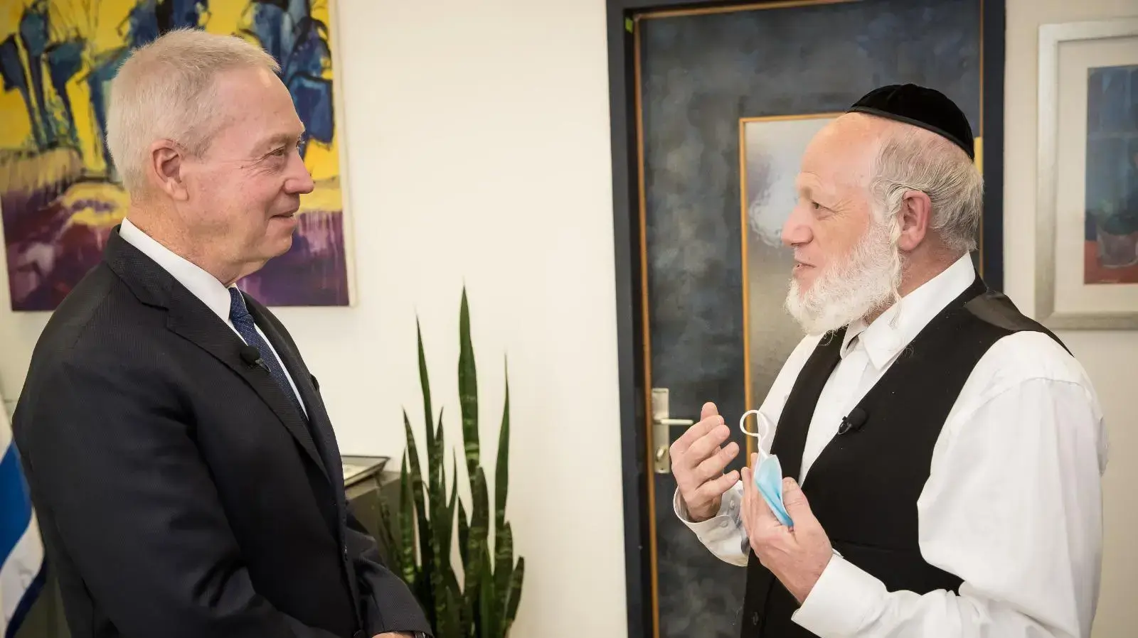 יהודה משי זהב, חתן פרס ישראל למפעל חיים על תרומה מיוחדת לחברה ולמדינה עם שר החינוך יואב גלנט
יהודה משי זהב, חתן פרס ישראל למפעל חיים על תרומה מיוחדת לחברה ולמדינה עם שר החינוך יואב גלנט