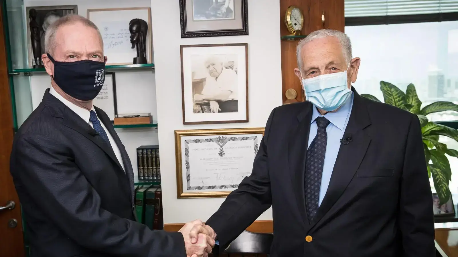 ד"ר יוסף צ'חנובר, חתן פרס ישראל למפעל חיים על תרומה מיוחדת לחברה ולמדינה עם שר החינוך יואב גלנט ד"ר יוסף צ'חנובר, חתן פרס ישראל למפעל חיים על תרומה מיוחדת לחברה ולמדינה עם שר החינוך יואב גלנט