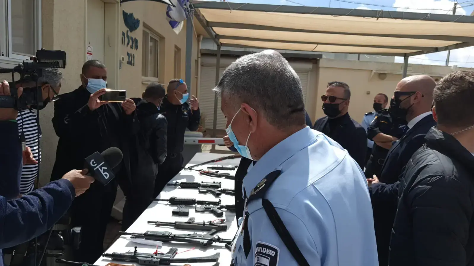 מפקד מחוז דרום, ניצב פרץ עמר, מציג בפני השר לביטחון פנים אמיר אוחנה את כלל אמצעי הלחימה שנתפסו במחוז הדרומי בין השנים 2021-2020. מפקד מחוז דרום, ניצב פרץ עמר, מציג בפני השר לביטחון פנים אמיר אוחנה את כלל אמצעי הלחימה שנתפסו במחוז הדרומי בין השנים 2021-2020.