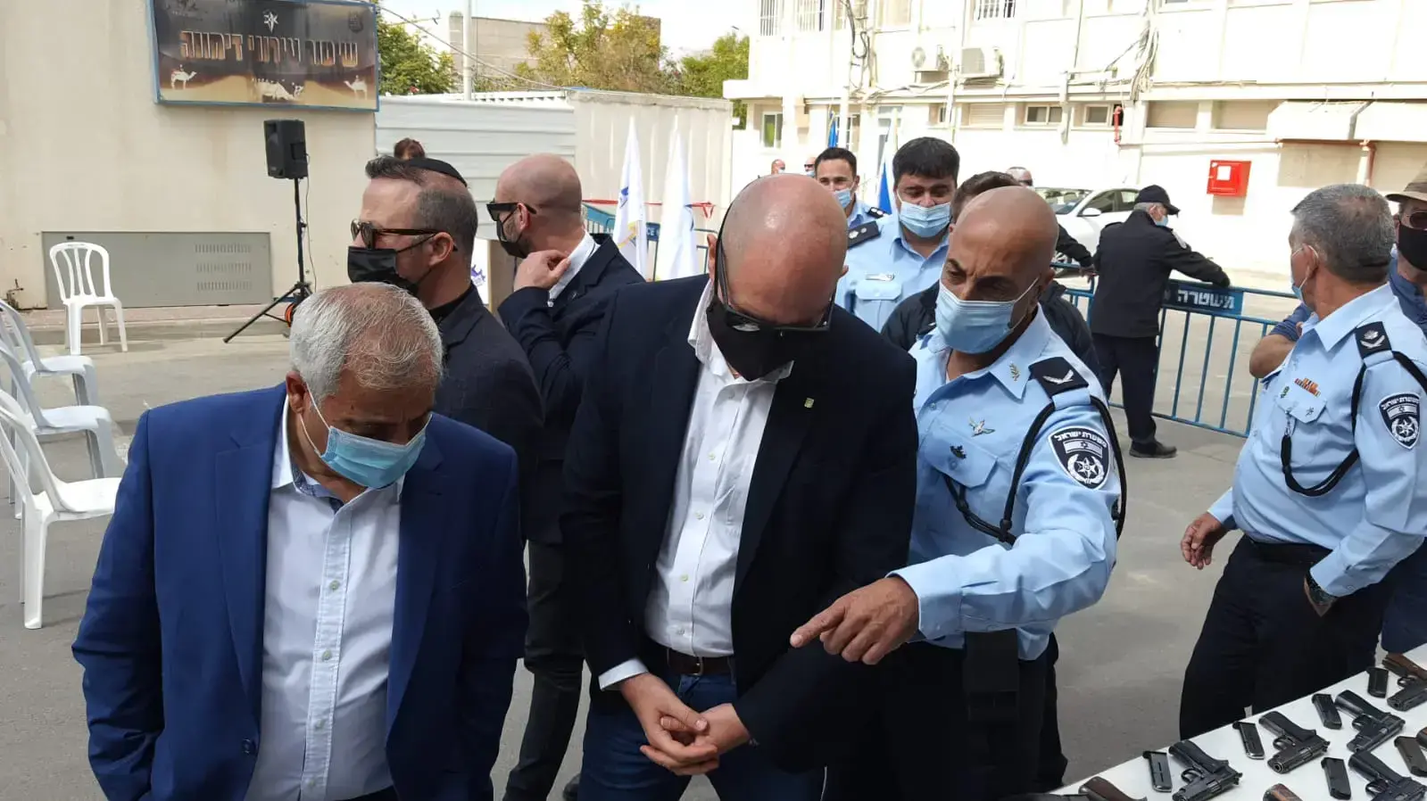 מפקד מרחב נגב תנ"צ יאיר חצרוני מציג בפני השר לביטחון פנים אמיר אוחנה את כלל אמצעי הלחימה שנתפסו במחוז הדרומי בין השנים 2021-2020, 3 במרץ 2021 מפקד מרחב נגב תנ"צ יאיר חצרוני מציג בפני השר לביטחון פנים אמיר אוחנה את כלל אמצעי הלחימה שנתפסו במחוז הדרומי בין השנים 2021-2020, 3 במרץ 2021