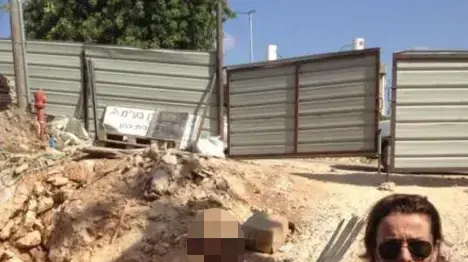 ד"ר עינת קליש רותם באתר הבנייה של הווילה בזיכרון יעקב שנבנתה בפיקוחה ללא היתר בנייה ד"ר עינת קליש רותם באתר הבנייה של הווילה בזיכרון יעקב שנבנתה בפיקוחה ללא היתר בנייה
