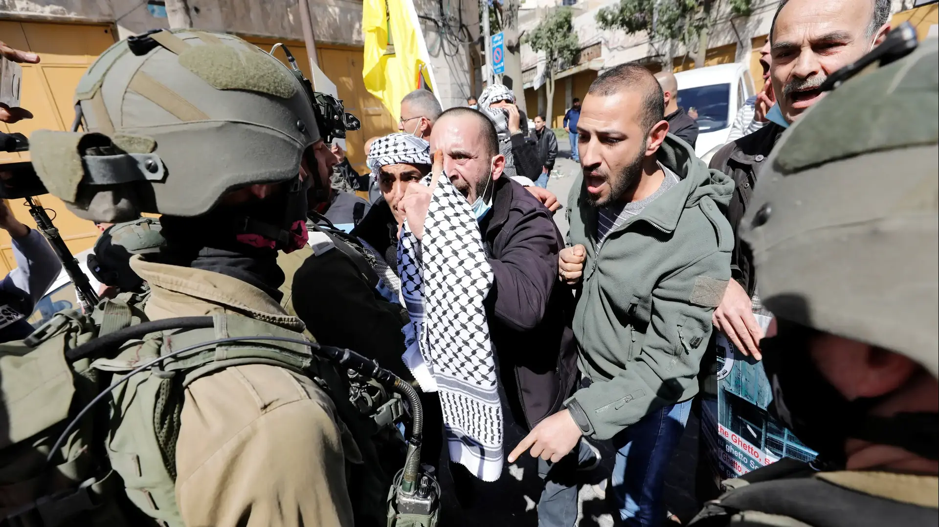 פלסטינים מוחים נגד המתנחלים בעיר חברון ומתעמתים עם כוח צה"ל, 26 בפברואר 2021 פלסטינים מוחים נגד המתנחלים בעיר חברון ומתעמתים עם כוח צה"ל, 26 בפברואר 2021