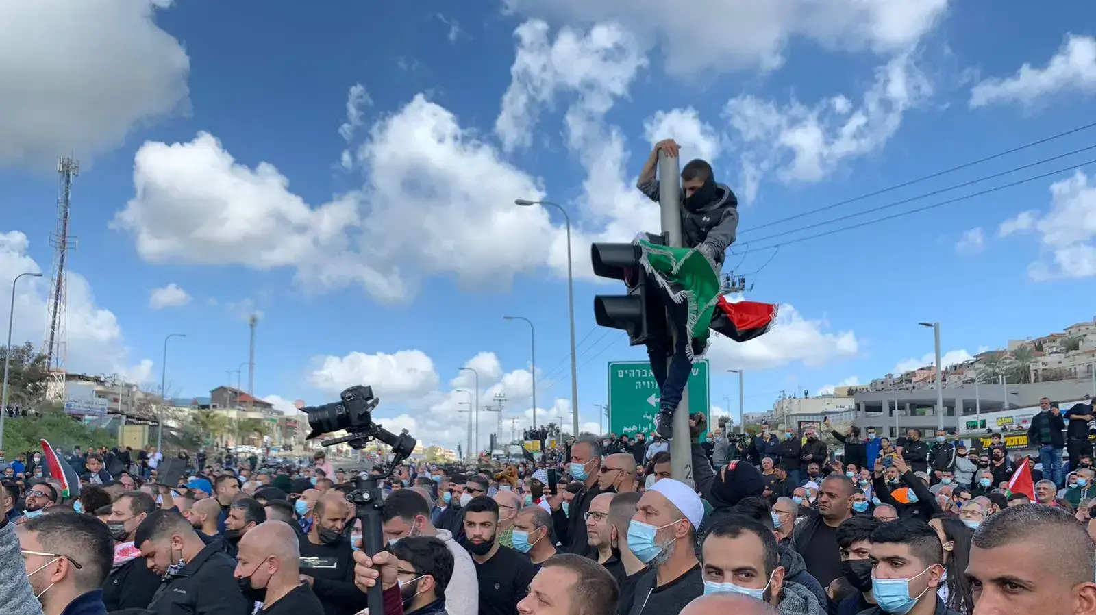 אלפים מפגינים באום אל-פחם נגד אוזלת ידה של המשטרה במיגור הפשיעה במגזר הערבי. 5 במרץ 2021 אלפים מפגינים באום אל-פחם נגד אוזלת ידה של המשטרה במיגור הפשיעה במגזר הערבי. 5 במרץ 2021