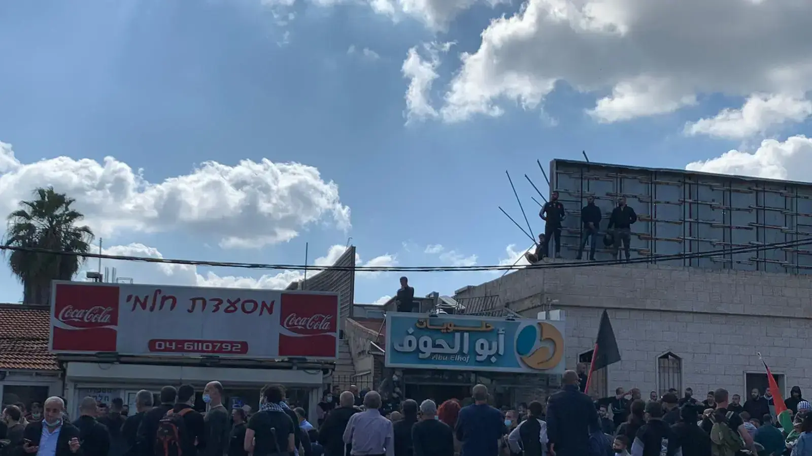 המוני מפגינים מקיפים את המסעדה בה התבצר יו"ר רע"מ מנסור עבאס בזמן ההפגנה באום אל-פחם נגד אוזלת ידה של המשטרה והאלימות במגזר הערבי. 5 במרץ 2021 המוני מפגינים מקיפים את המסעדה בה התבצר יו"ר רע"מ מנסור עבאס בזמן ההפגנה באום אל-פחם נגד אוזלת ידה של המשטרה והאלימות במגזר הערבי. 5 במרץ 2021
