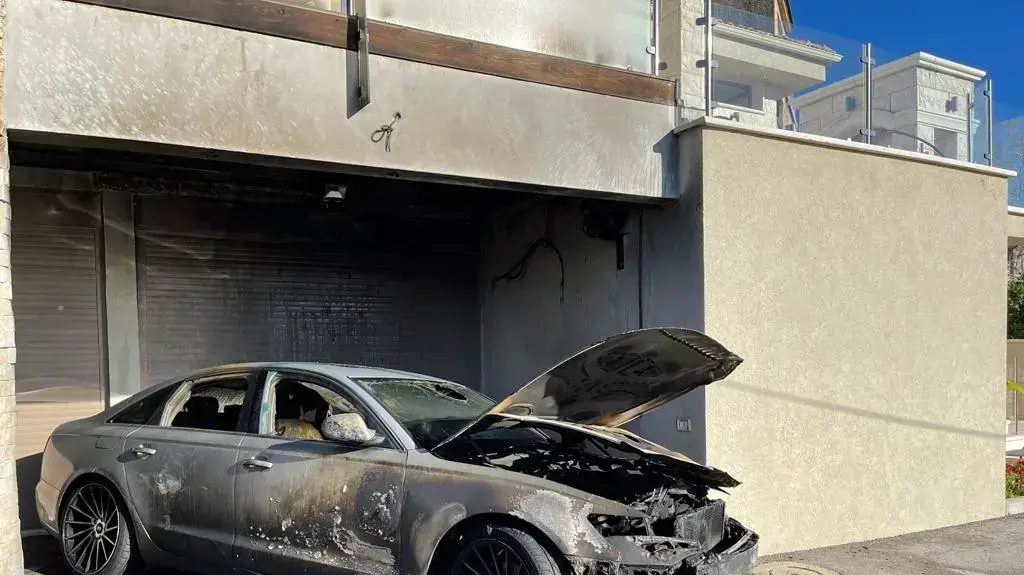 רכבו של גזבר דליית אל-כרמל הוצת סמוך לביתו, 6 מרץ 2021 רכבו של גזבר דליית אל-כרמל הוצת סמוך לביתו, 6 מרץ 2021