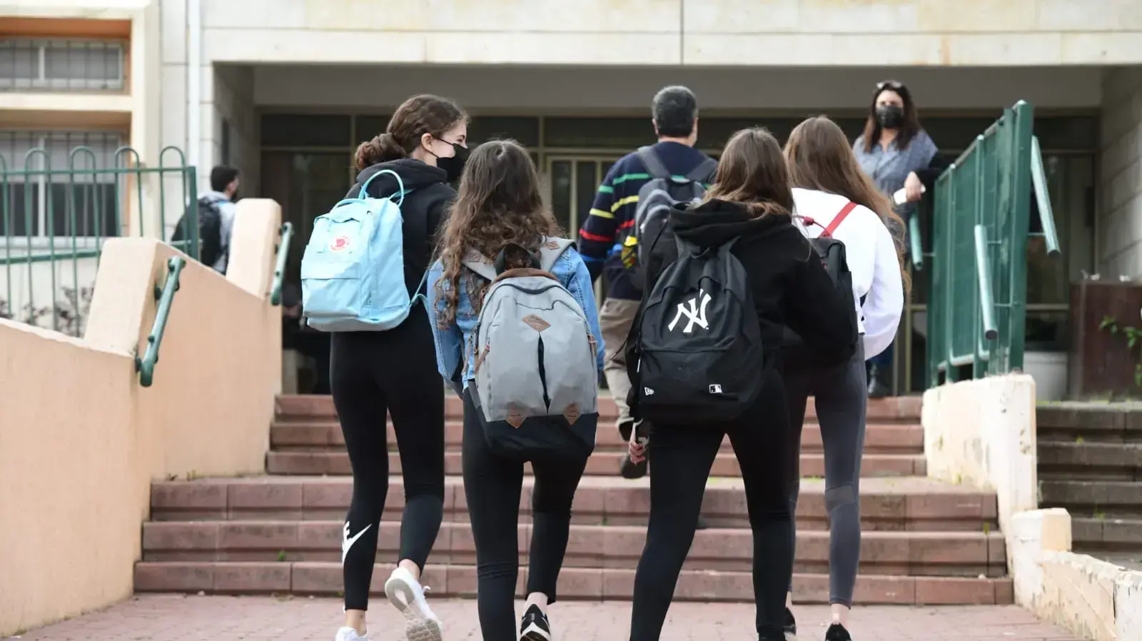 חזרת תלמידי חטיבות הביניים ללימודים, בי"ס יונתן נתניהו, רעננה, 7 במרץ 2021