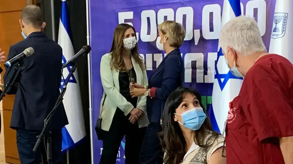 מתחסנת ה-5 מיליון בישראל במתחם החיסונים בתל אביב 8 במרץ 2021 מתחסנת ה-5 מיליון בישראל במתחם החיסונים בתל אביב 8 במרץ 2021