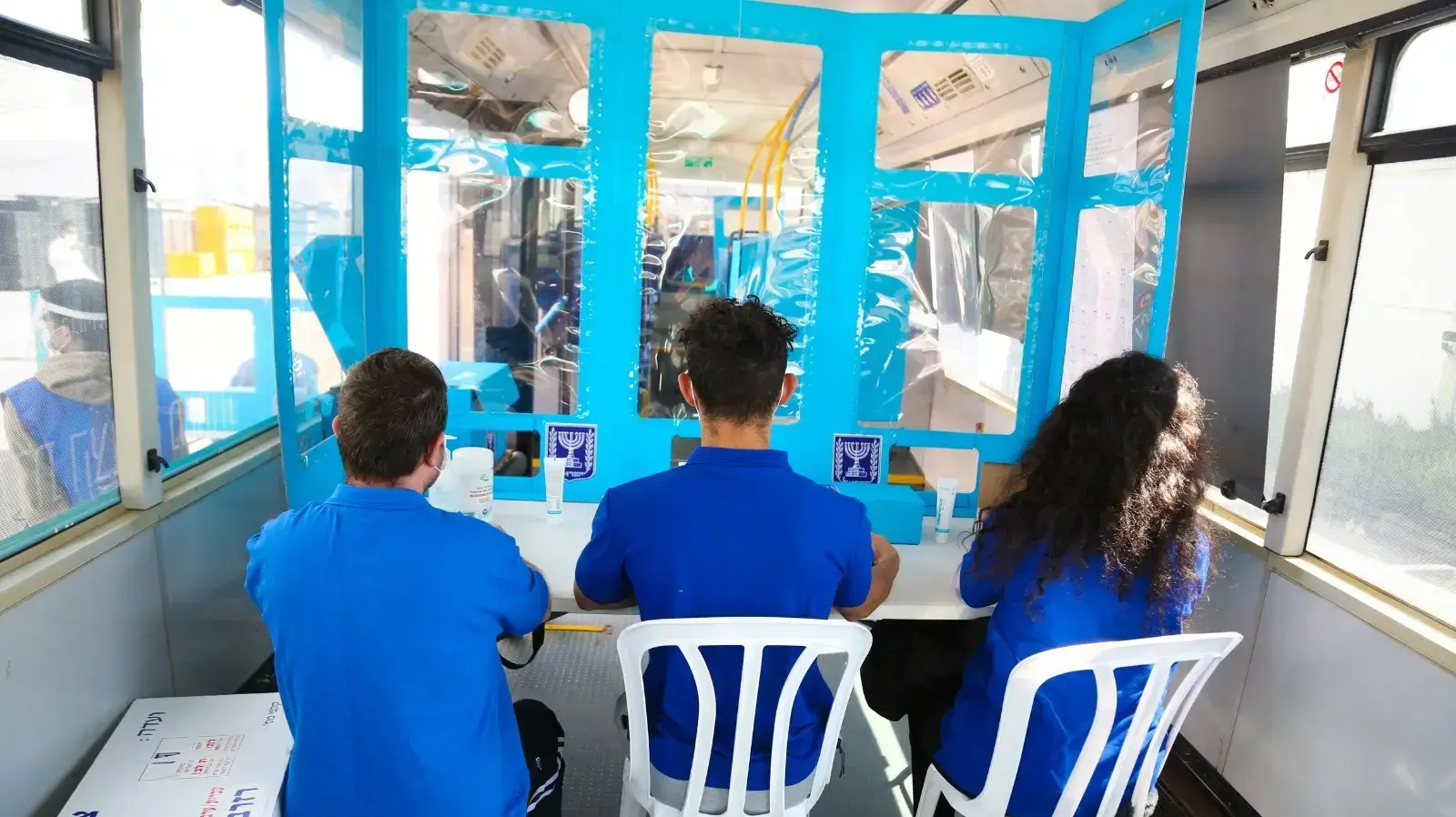 עמדת הצבעה באוטובוס לקראת הבחירות לכנסת ה-24 עמדת הצבעה באוטובוס לקראת הבחירות לכנסת ה-24