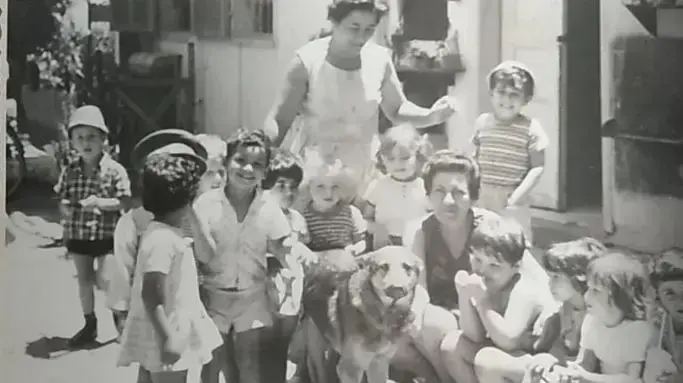 אסתר קוטלר בגן הילדים שלה באזור ועם הכלב אלפי אסתר קוטלר בגן הילדים שלה באזור ועם הכלב אלפי
