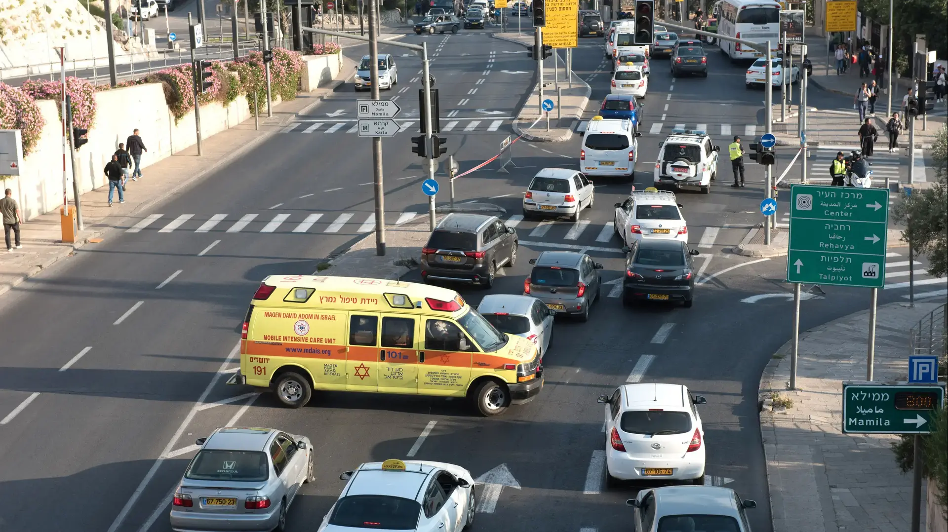 אמבולנס בכביש בישראל