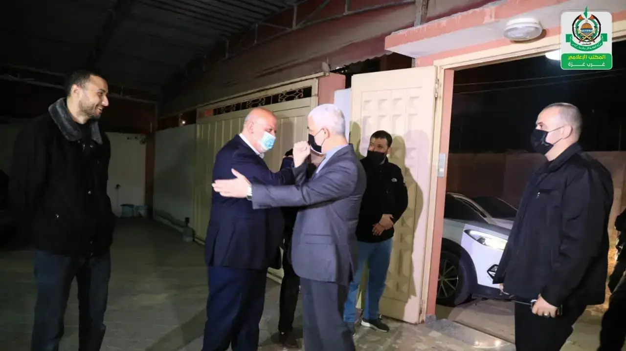 מנהיג חמאס יחיא סינוואר מבקר את עוודאללה את ניזאר עוודאללה לאחר שזה הפסיד לו בבחירות לראשות הארגון, 10 במרץ 2021