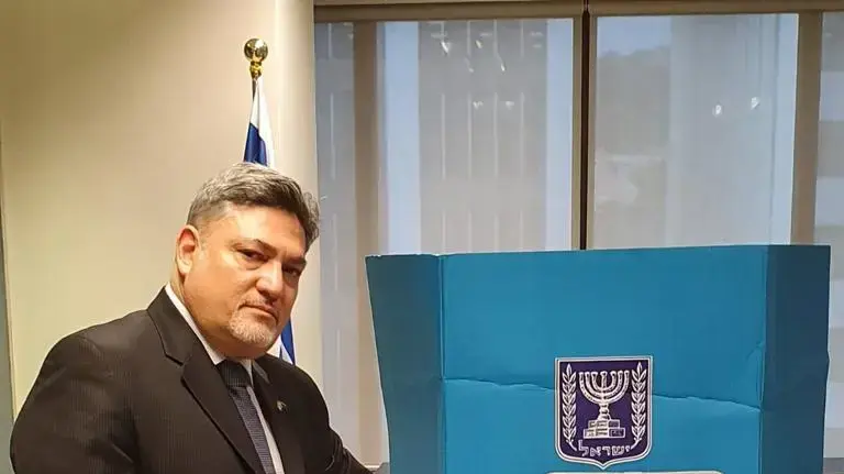 שגריר ישראל בניו זילנד, רן יעקובי, מצביע בבחירות לכנסת ה-24. 10 במרץ 2021