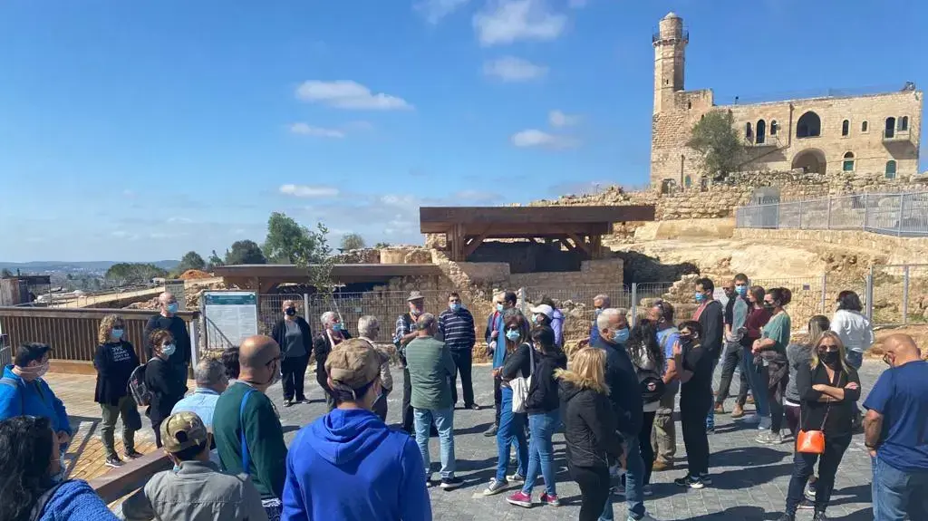 מטיילים בסיור מודרך בגן הלאומי נבי סמואל. 13 במרץ 2021 מטיילים בסיור מודרך בגן הלאומי נבי סמואל. 13 במרץ 2021