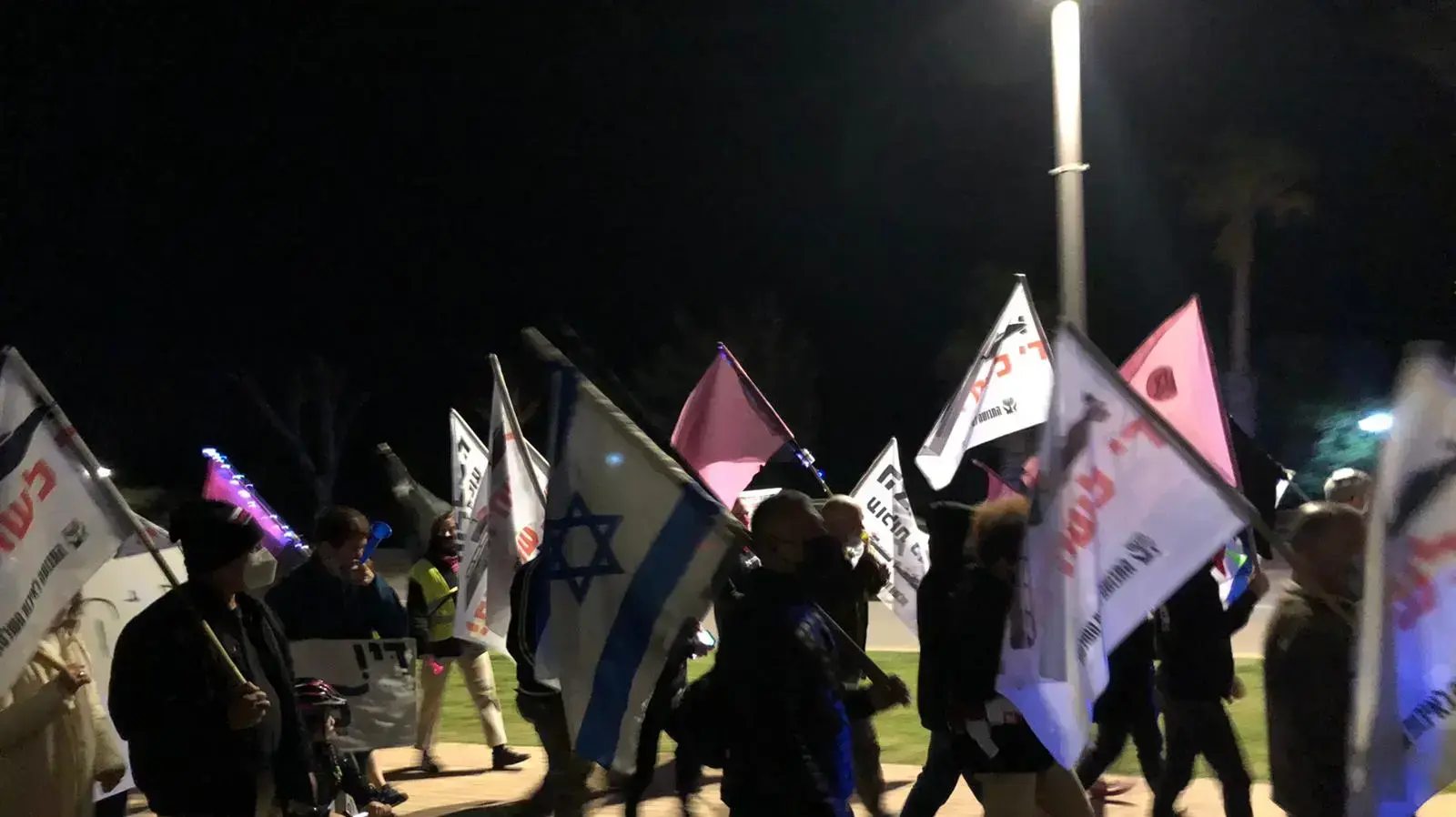 מפגינים נגד ראש הממשלה בנימין נתניהו והשחיתות השלטונית בקיסריה, 13 במרץ 2021 מפגינים נגד ראש הממשלה בנימין נתניהו והשחיתות השלטונית בקיסריה, 13 במרץ 2021