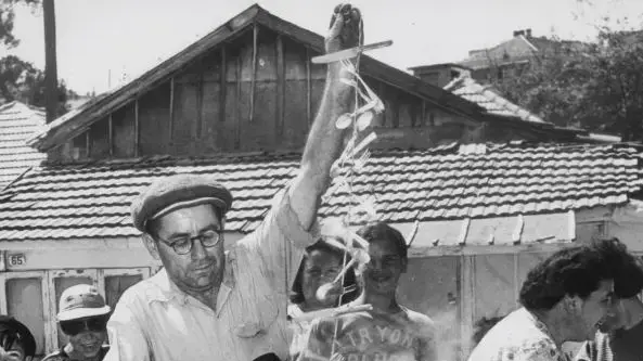 הכשרת כלים לקראת חג הפסח בשכונת פלורנטין בתל אביב.1950 הכשרת כלים לקראת חג הפסח בשכונת פלורנטין בתל אביב.1950