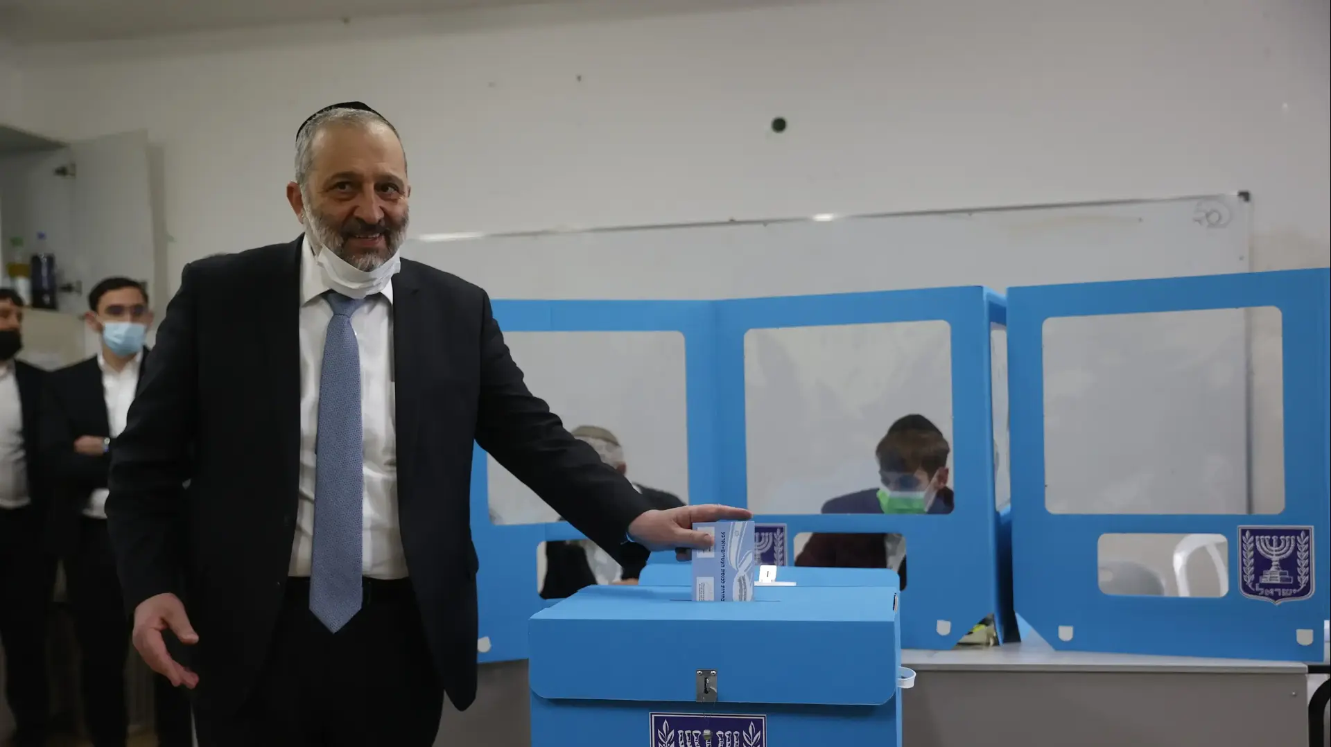 יו"ר ש"ס אריה דרעי מצביע בקלפי הסמוכה לביתו בירושלים , 23 למרץ 2021 יו"ר ש"ס אריה דרעי מצביע בקלפי הסמוכה לביתו בירושלים , 23 למרץ 2021