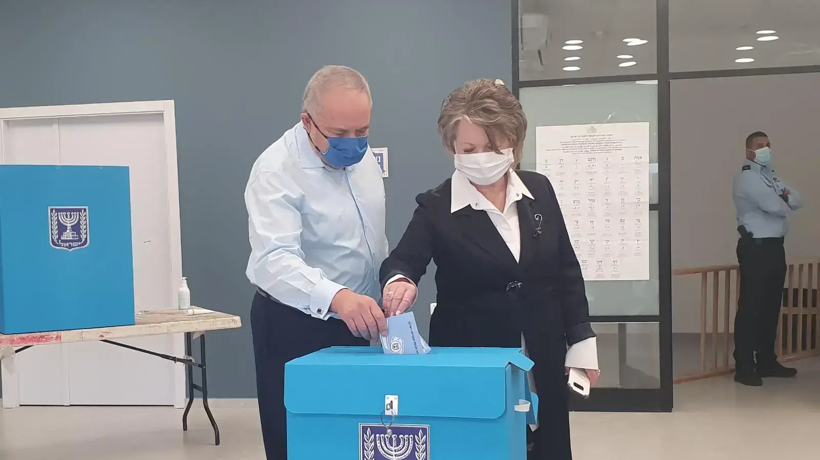 יו"ר מפלגת ישראל ביתנו, ח"כ אביגדור ליברמן יחד עם רעייתו אלה ליברמן הבוקר בקלפי הסמוך לביתם בנוקדים, 23 במרץ 2021 יו"ר מפלגת ישראל ביתנו, ח"כ אביגדור ליברמן יחד עם רעייתו אלה ליברמן הבוקר בקלפי הסמוך לביתם בנוקדים, 23 במרץ 2021