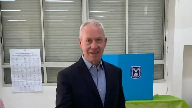 שר החינוך יואב גלנט מצביע בקלפי בסמוך לביתו שבמושב עמיקם. 23 במרץ 2021