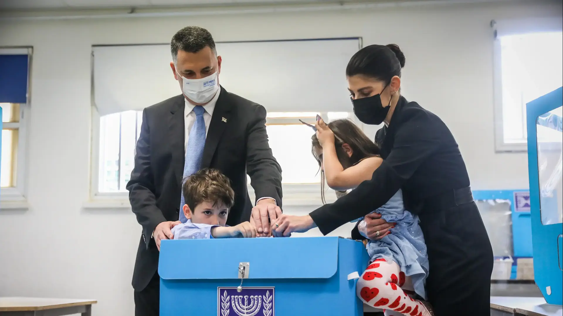 יו"ר תקווה חדשה גדעון סער ורעייתו גאולה אבן מצביעים בקלפי הסמוכה לביתם בתל אביב, 23 במרץ 2021 יו"ר תקווה חדשה גדעון סער ורעייתו גאולה אבן מצביעים בקלפי הסמוכה לביתם בתל אביב, 23 במרץ 2021