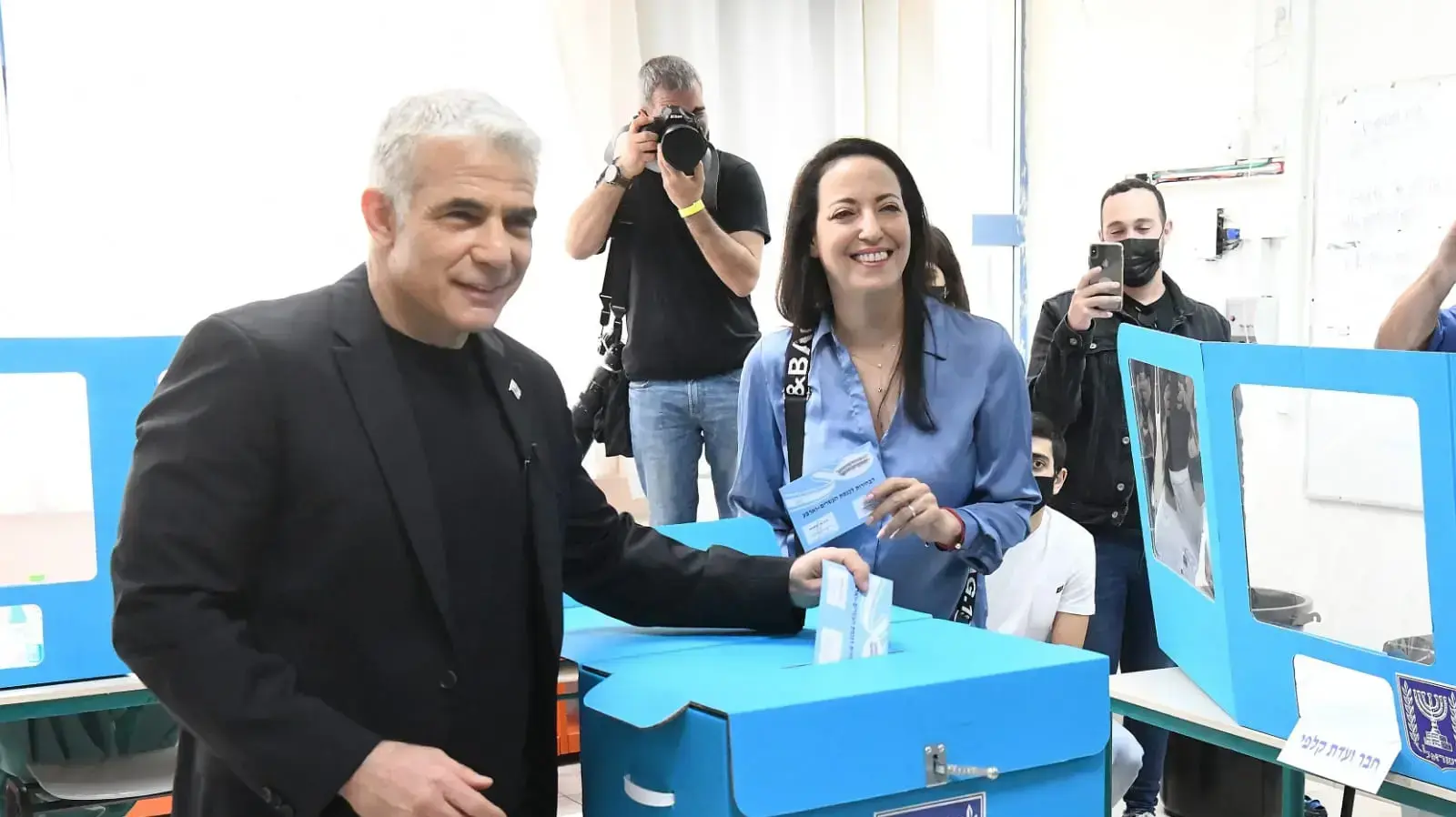 יו"ר יש עתיד יאיר לפיד ורעייתו ליהי לפיד מצביעים בקלפי הסמוכה לביתם בתל אביב, 23 במרץ 2021 יו"ר יש עתיד יאיר לפיד ורעייתו ליהי לפיד מצביעים בקלפי הסמוכה לביתם בתל אביב, 23 במרץ 2021