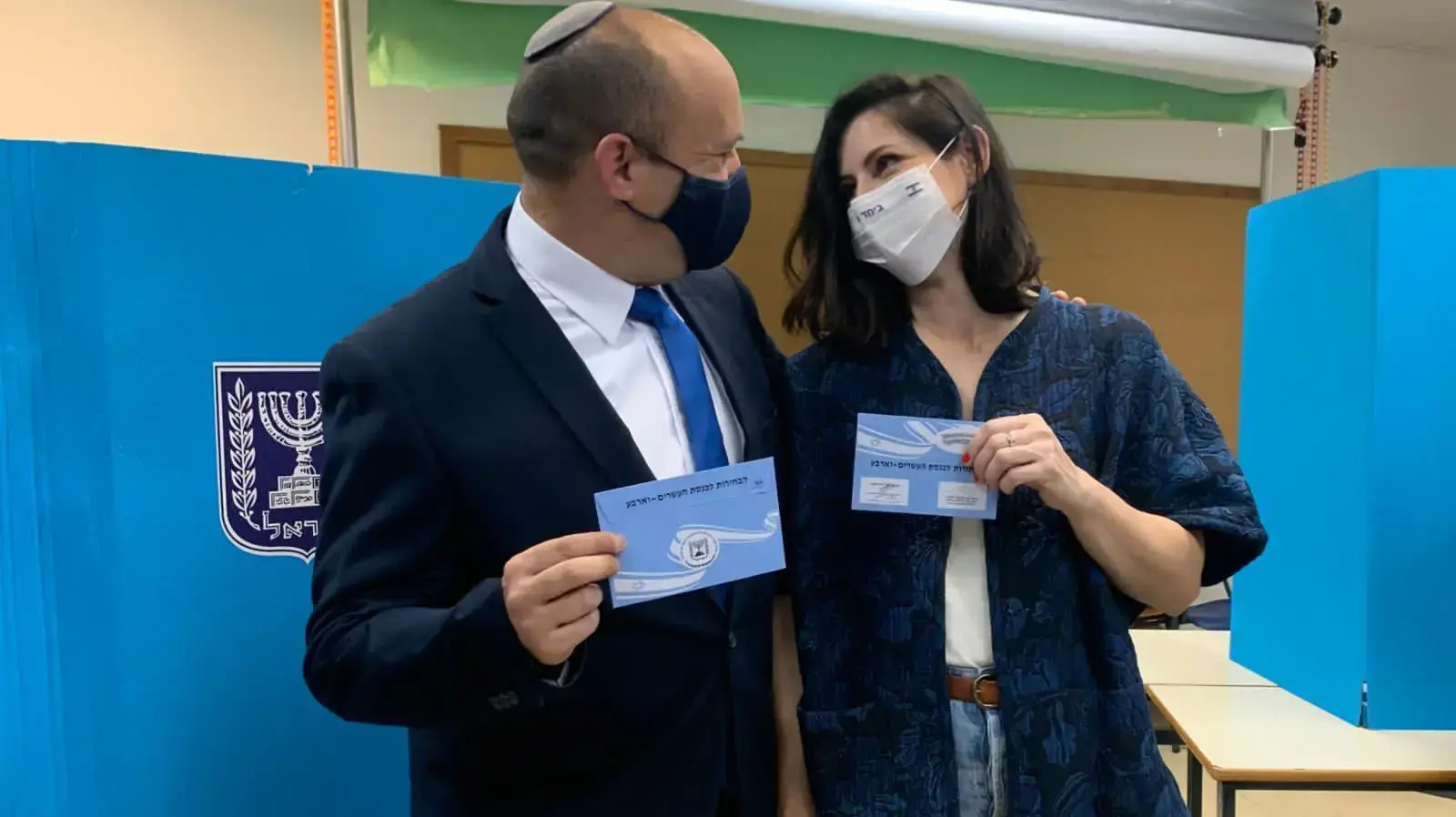 יו״ר ימינה נפתלי בנט ורעייתו גילת בקלפי הסמוכה לביתו ברעננה, 23 במרץ 2021 יו״ר ימינה נפתלי בנט ורעייתו גילת בקלפי הסמוכה לביתו ברעננה, 23 במרץ 2021