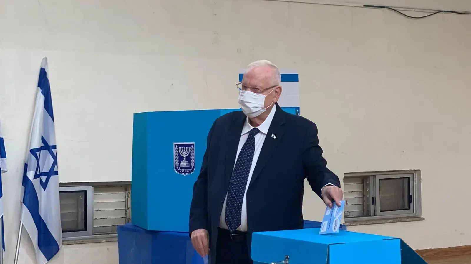 נשיא המדינה, ראובן (רובי) ריבלין הצביע בקלפי הסמוכה לביתו בירושלים, 23 במרץ 2021 נשיא המדינה, ראובן (רובי) ריבלין הצביע בקלפי הסמוכה לביתו בירושלים, 23 במרץ 2021