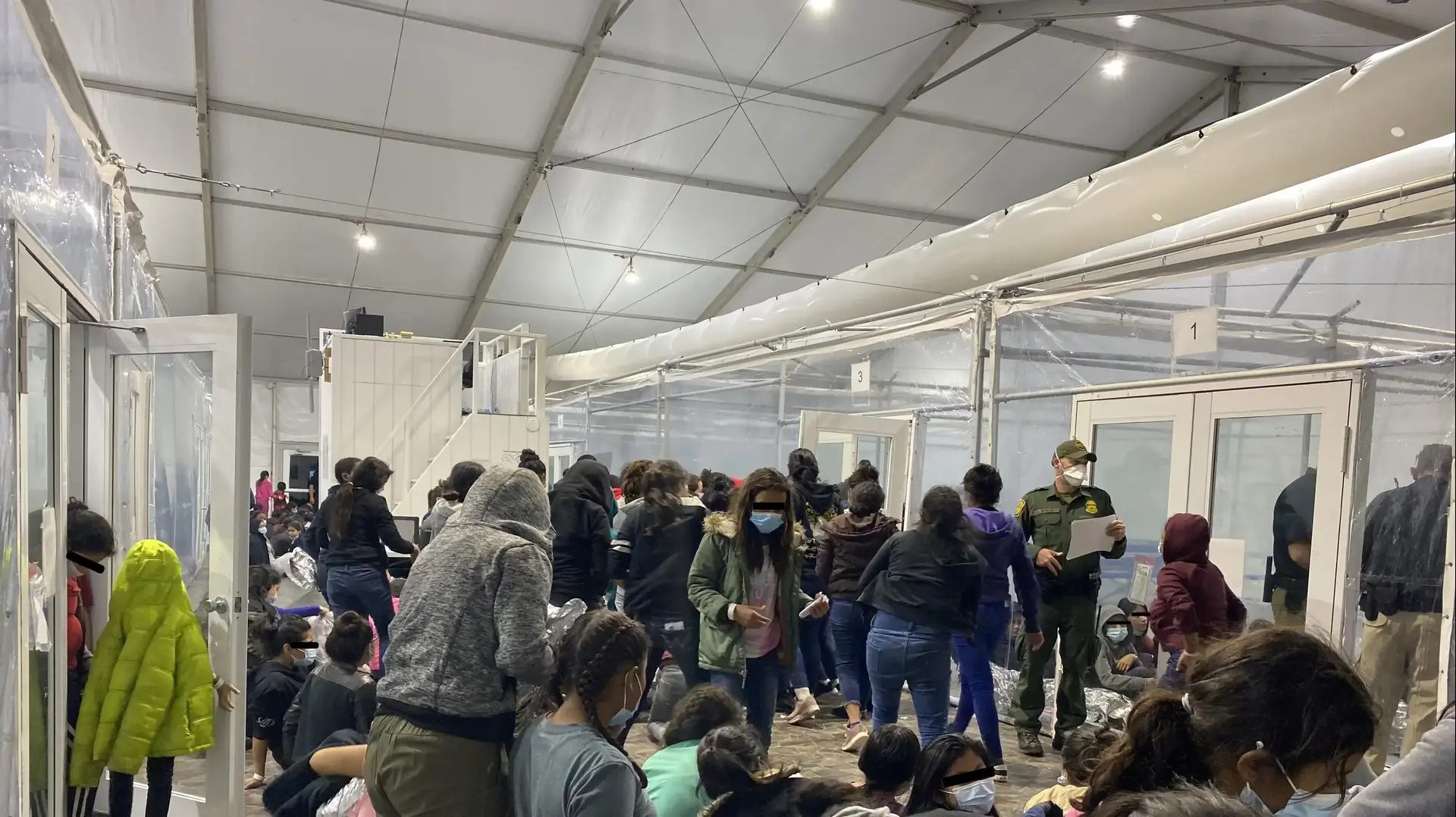 מתקן מעצר של מהגרים בעיר דונה, טקסס, ארה"ב, מרץ 2021 מתקן מעצר של מהגרים בעיר דונה, טקסס, ארה"ב, מרץ 2021