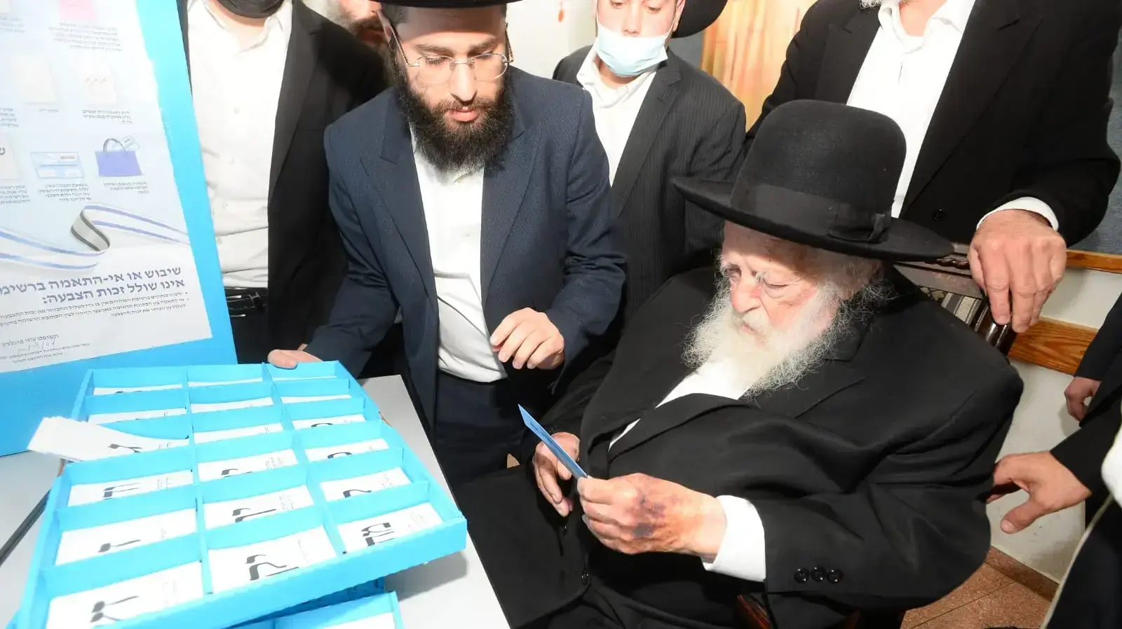 הרב חיים קנייבסקי הצביע בקלפי בבני ברק, 23 במרץ 2021 הרב חיים קנייבסקי הצביע בקלפי בבני ברק, 23 במרץ 2021