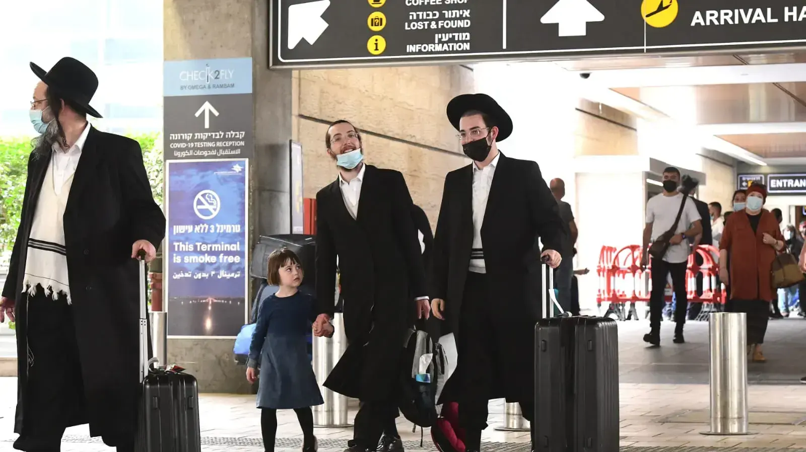 נוחתים בשדה התעופה בן גוריון מצביעים לפני כניסתם לבידוד , 23 במרץ 2021