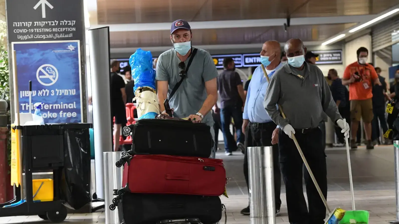 נוחתים בשדה התעופה בן גוריון מצביעים לפני כניסתם לבידוד , 23 במרץ 2021 נוחתים בשדה התעופה בן גוריון מצביעים לפני כניסתם לבידוד , 23 במרץ 2021